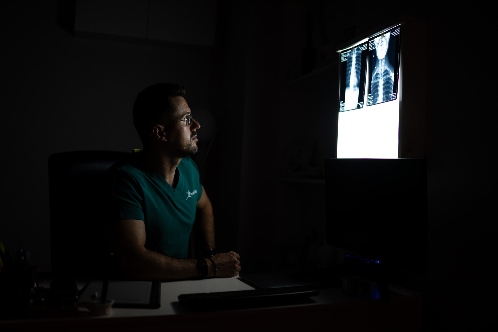 Alexandru Măcreanu analizând radiografii în cabinet